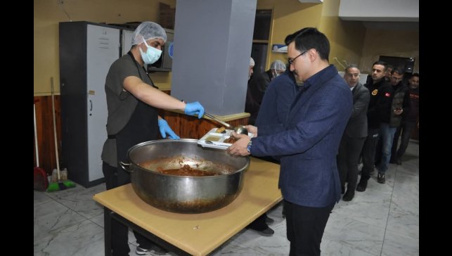 Kaymakam Demirtaş, iftarını öğrencilerle açtı