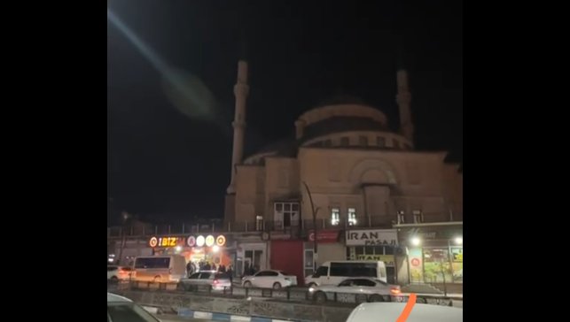 Depremin ardından Yüksekova'da anons yapılarak vatandaşlar camiye davet edildi