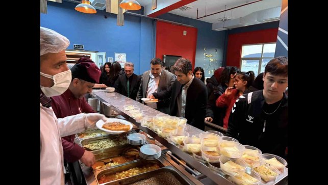 Sarıkamış'ta kaymakam ve belediye başkanı öğrencilerle iftar açtı