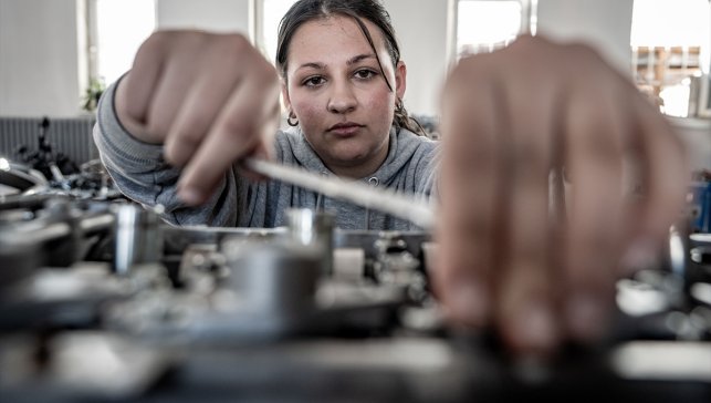 Üniversiteli kızlar otomobil tutkularını teknik eğitimle mesleğe dönüştürmek istiyor