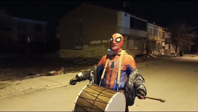 Erzincan'da örümcek adamlar davul zurna çalıp manilerle sahura kaldırdılar