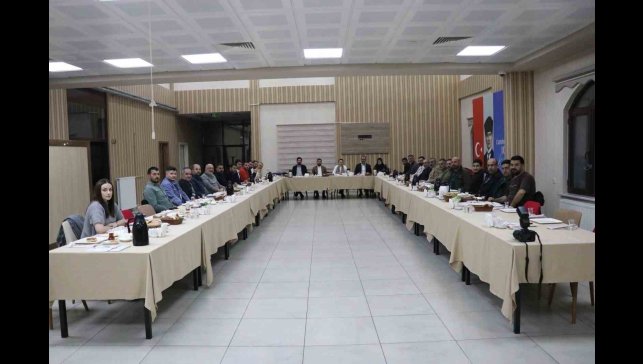 AK Parti Ağrı Milletvekili Ruken Kilerci ve İl Başkanı İlhami Yıldız, sahurda basın mensuplarıyla bir araya geldi