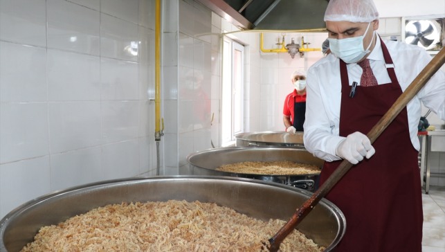 Ağrı'da ihtiyaç sahibi 600 aileye günlük sıcak yemek veriliyor