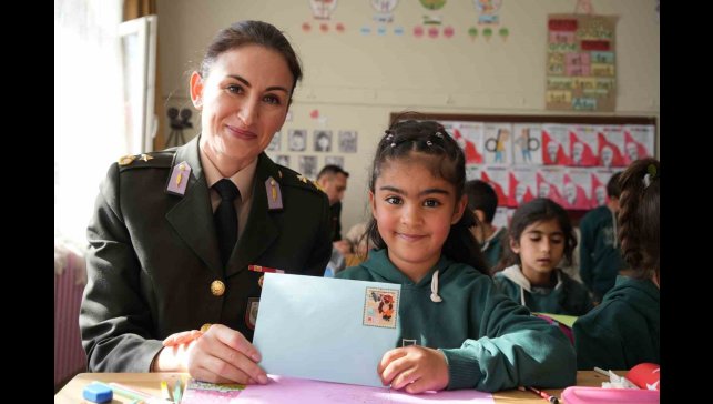 Iğdır'da minikler ilk mektuplarını Mehmetçiğe yazdı