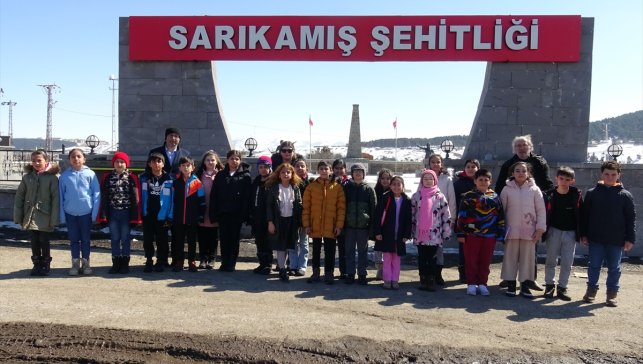 Kars'ta öğrencilere "Şehitlere vefa ve tarihi bilinç" gezi programı düzenlendi