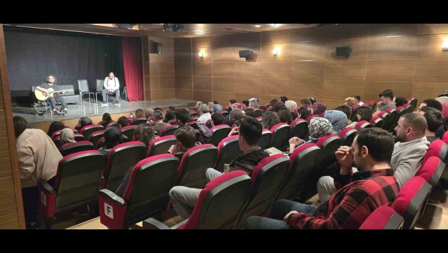 Davetsiz Misafir oyunu ve müzik şenliği seyirciyle buluştu