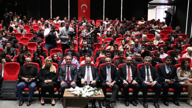 Erzurum'da "Bilişim Çağında Dezenformasyon" konferansı düzenlendi