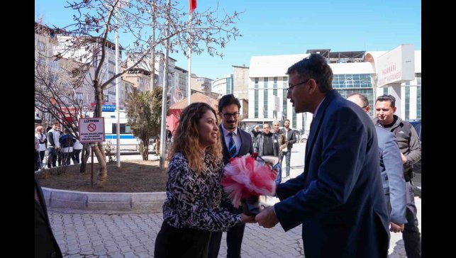 Vali Çelik'ten Hakkâri Devlet Hastanesine tıp bayramı ziyareti