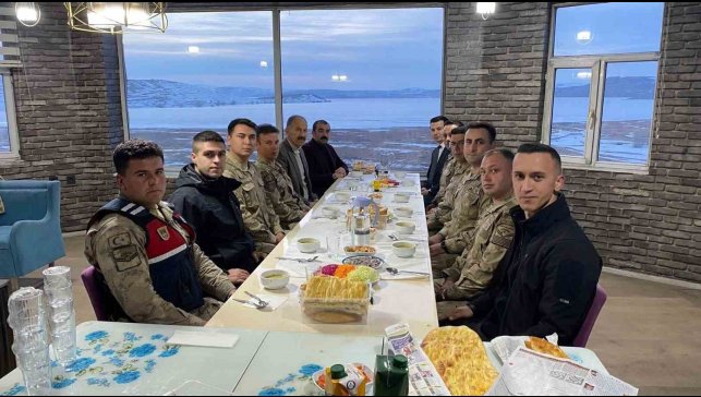 Arpaçay Kaymakamı Akköz, iftarda jandarma ile buluştu