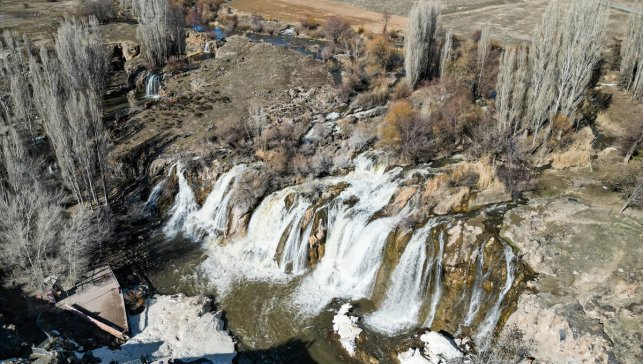 Muradiye Şelalesi karların erimesiyle daha coşkulu akmaya başladı