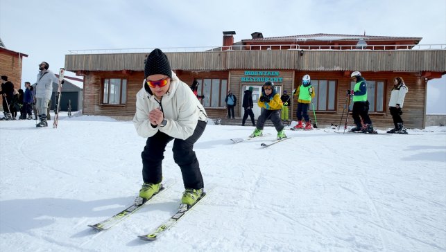 Kadın antrenör, Hakkari'de geleceğin kayakçılarını yetiştiriyor