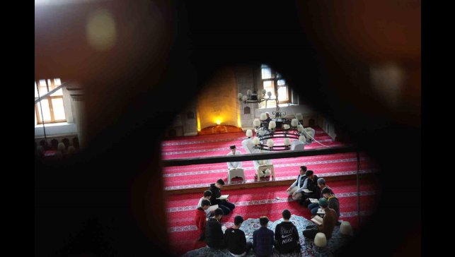 14 asırlık mukabele geleneğini genç hafızlar sürdürüyor