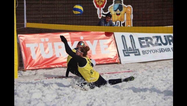 Palandöken Kayak Merkezi'nde kar voleybolu coşkusu