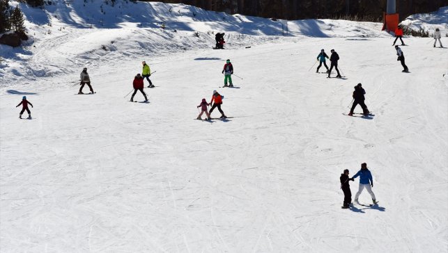 Sarıkamış Kayak Merkezi'nde baharda kayak keyfi sürüyor