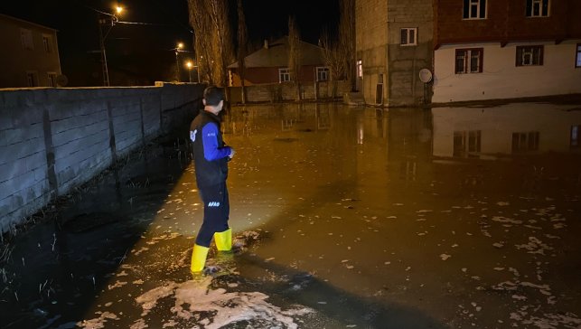 Ağrı'da eriyen kar suları ev ve ahırlara girdi