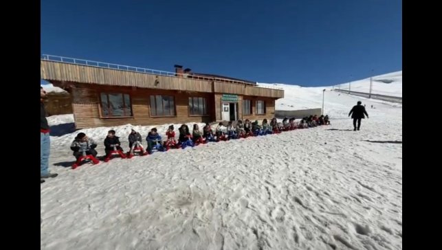 Minikler 3 bin rakımda kayak yaptı