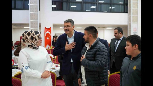 Vali Çelik, iftarda yetimlerle buluştu