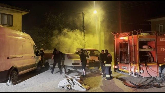 Erzincan'da Fiat Tofaş araç yandı