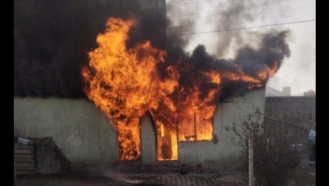 Yüksekova'da iftar vakti çıkan yangın korkuttu: Ekipler anında müdahalede bulundu