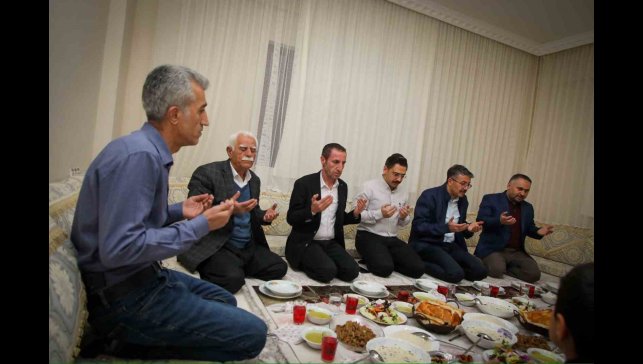 Vali Ali Çelik, Korkmaz ailesinin iftar sofrasına konuk oldu