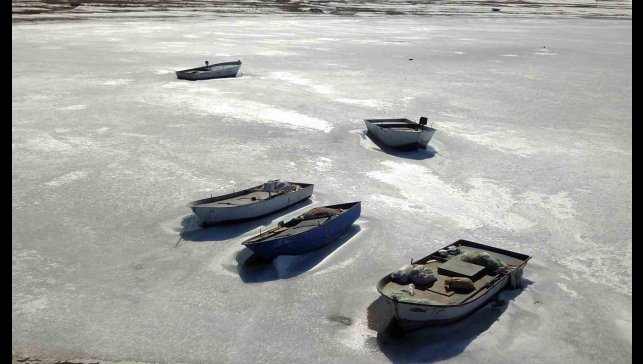 Buzlar içinde kalan balıkçı teknelerinden kartpostallık görüntüler