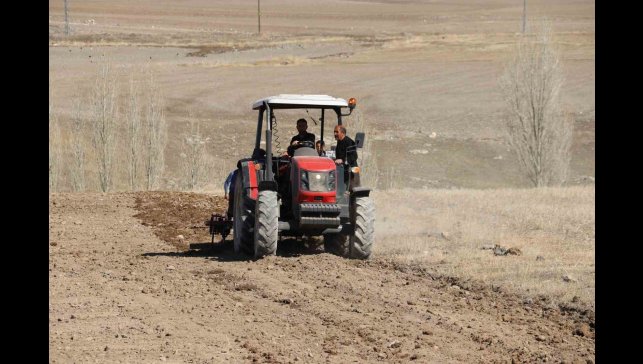 Diyadin'de tarla sürme çalışmaları başladı.