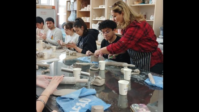 Genç tıpçılar Büyükşehir Sanat Merkezi'nde seramikle buluştu