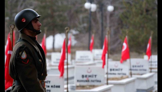 Şehit annesinin feryadı şehitlikte yankılandı