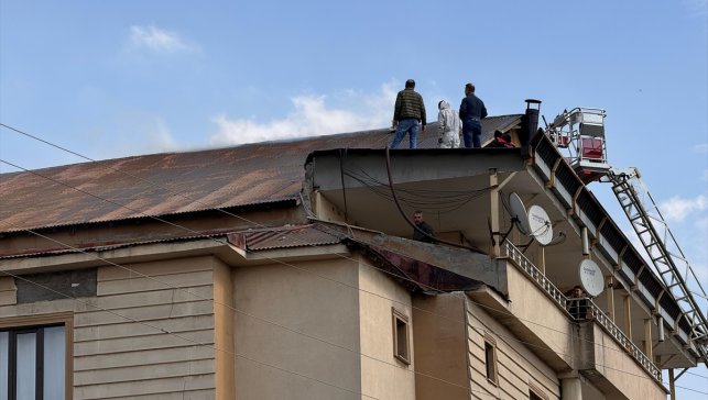 Yüksekova'da bir binanın çatısında çıkan yangın söndürüldü