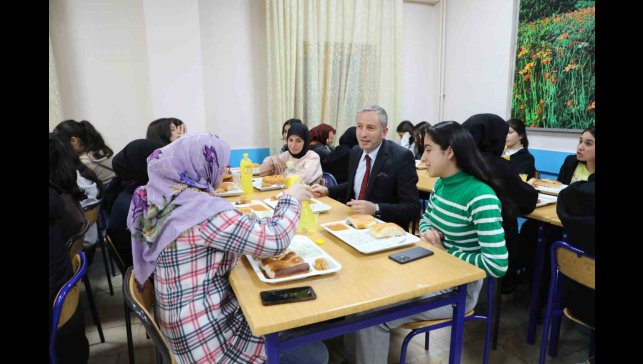 Ağrı'da "İftarda Konuşalım" projesi ile eğitimciler ve öğrenciler buluştu