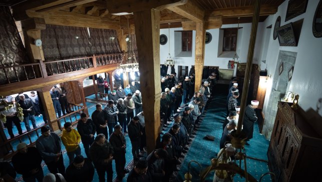 Erzurum'daki Ayazpaşa Camii'nde asırlardır hatimle teravih namazı kılınıyor