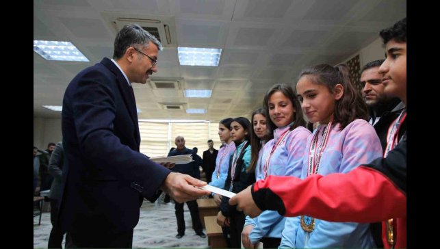 Vali Çelik, şampiyon sporcularla bir araya geldi