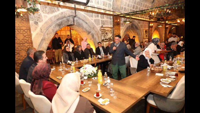 Vali Karakaya, 40 yıllık evli çiftlerle iftar yaptı