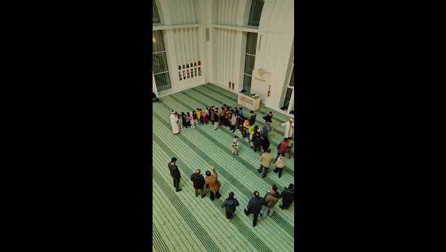 Camideki çocukların imam ile oyunu yürekleri ısıttı