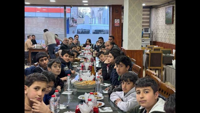 Hafızlık öğrencilerine anlamlı iftar yemeği