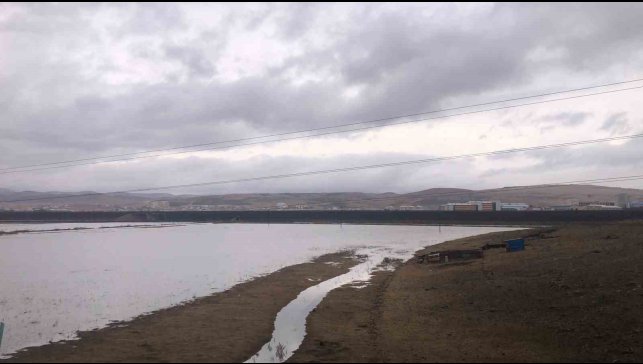 Kars'ta eriyen kar, derelerin debisini yükseltti