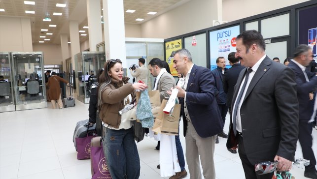 İranlı turistler Van'daki gümrük kapısında çiçeklerle karşılandı