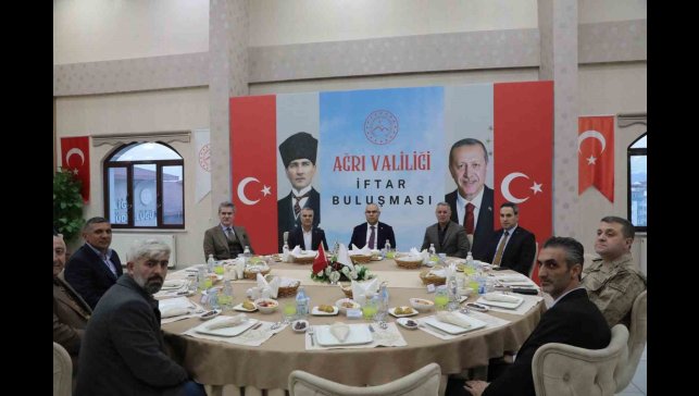 Vali Koç, muhtarlarla iftar sofrasında bir araya geldi
