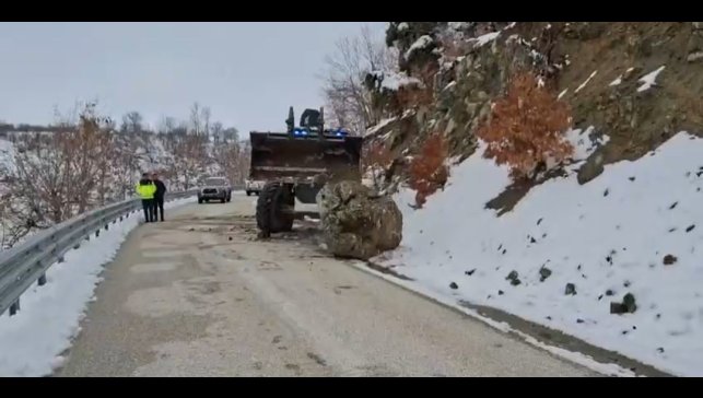Hazarbaba Kayak Merkezi yolunda düşen kaya kaldırıldı