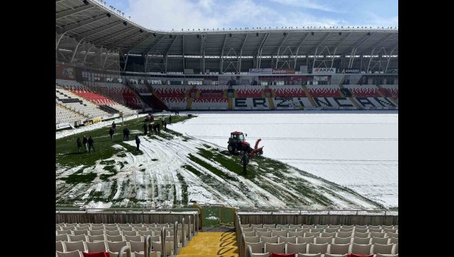 Erzincan 13 Şubat Şehir Stadyumu'ndaki yarım metrelik kar temizlendi