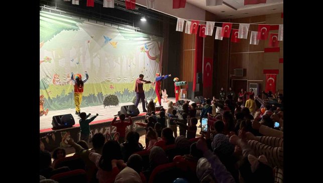 Ağrı Ramazan Şenlikleri'nde Çocuk Tiyatrosu Sahnelendi