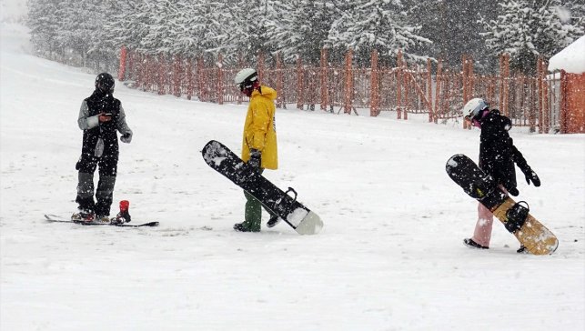 Sarıkamış Kayak Merkezi'nde kayak keyfi sürüyor
