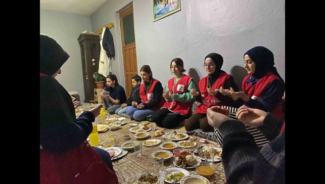 Ağrı'da Kızılay gönüllülerinden yetim ve ihtiyaç sahibi ailelerle iftar buluşması