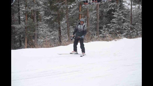 Sarıkamış'ta yoğun kar yağışı altında kayak keyfi