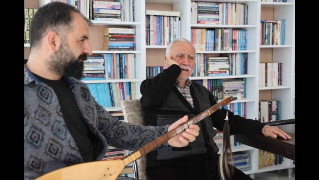 71 yaşında aynı hoyrat aynı tutku, 27 yıl sonra seslendirdiği eser milyonlarca izlendi