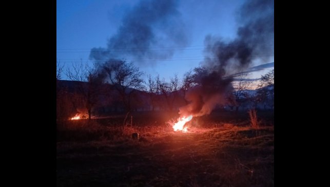 Pütürge'de zirai don endişesi: Çiftçiler ateş yakarak önlem aldı