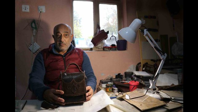 Engelli depremzede el emeği yaptığı çantalarla geçimini sağlıyor