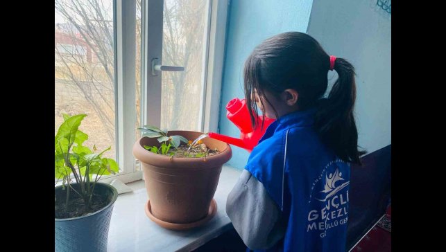 Gönüllü gençler cami temizliği yaptı