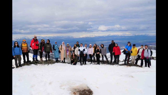 Muş'ta doğaseverler zirveye tırmandı