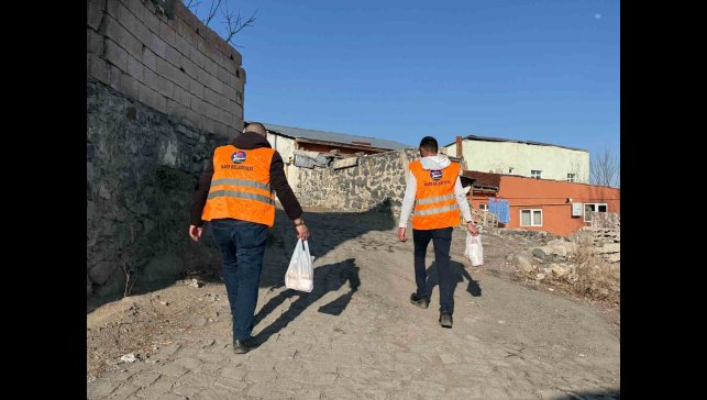 Kars'ta onlarca aileye sıcak yemek dağıtılıyor